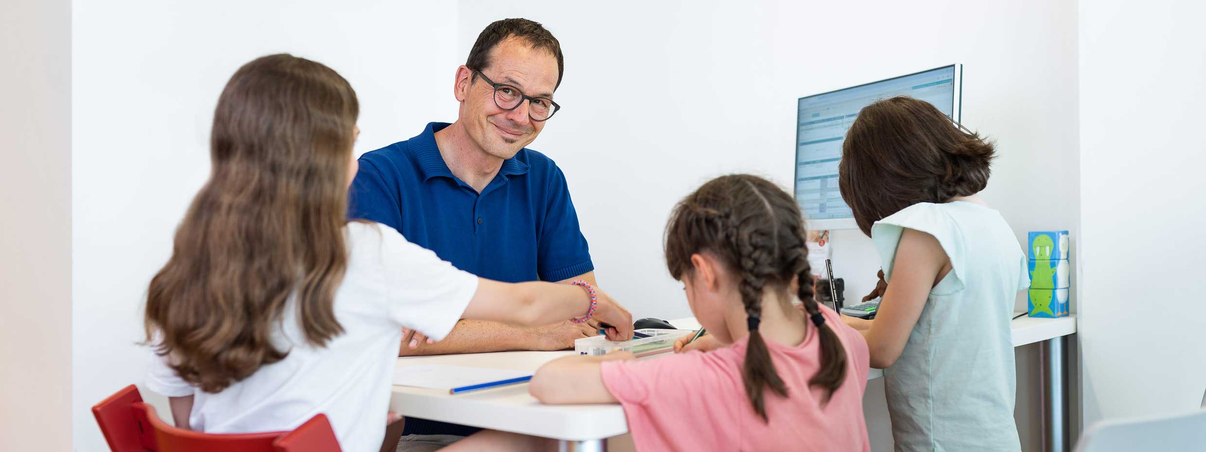 Dr. med. Bernhard Egg untersucht ein Kind in der Kinderpraxis Letzi.